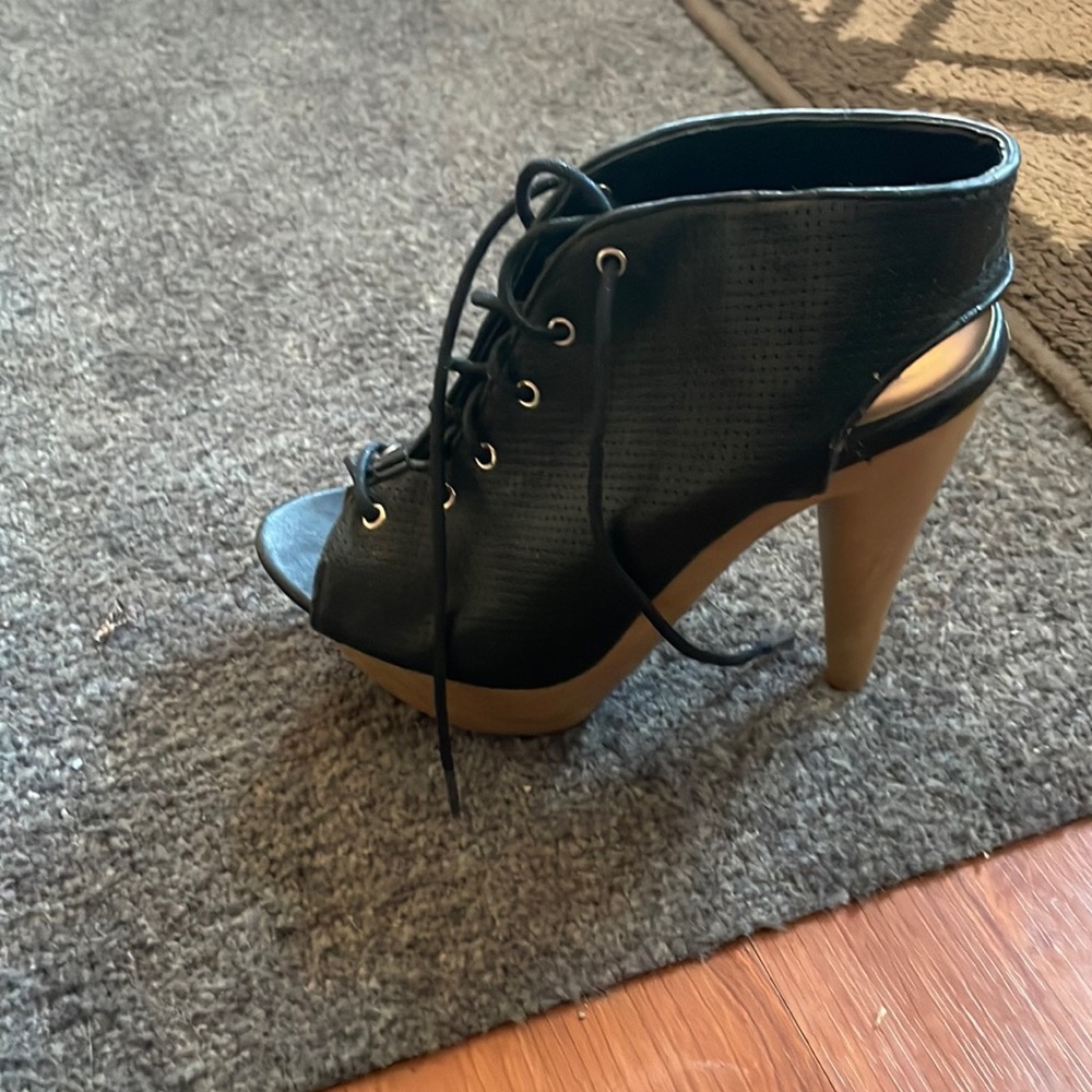 Heels size 8 great shape